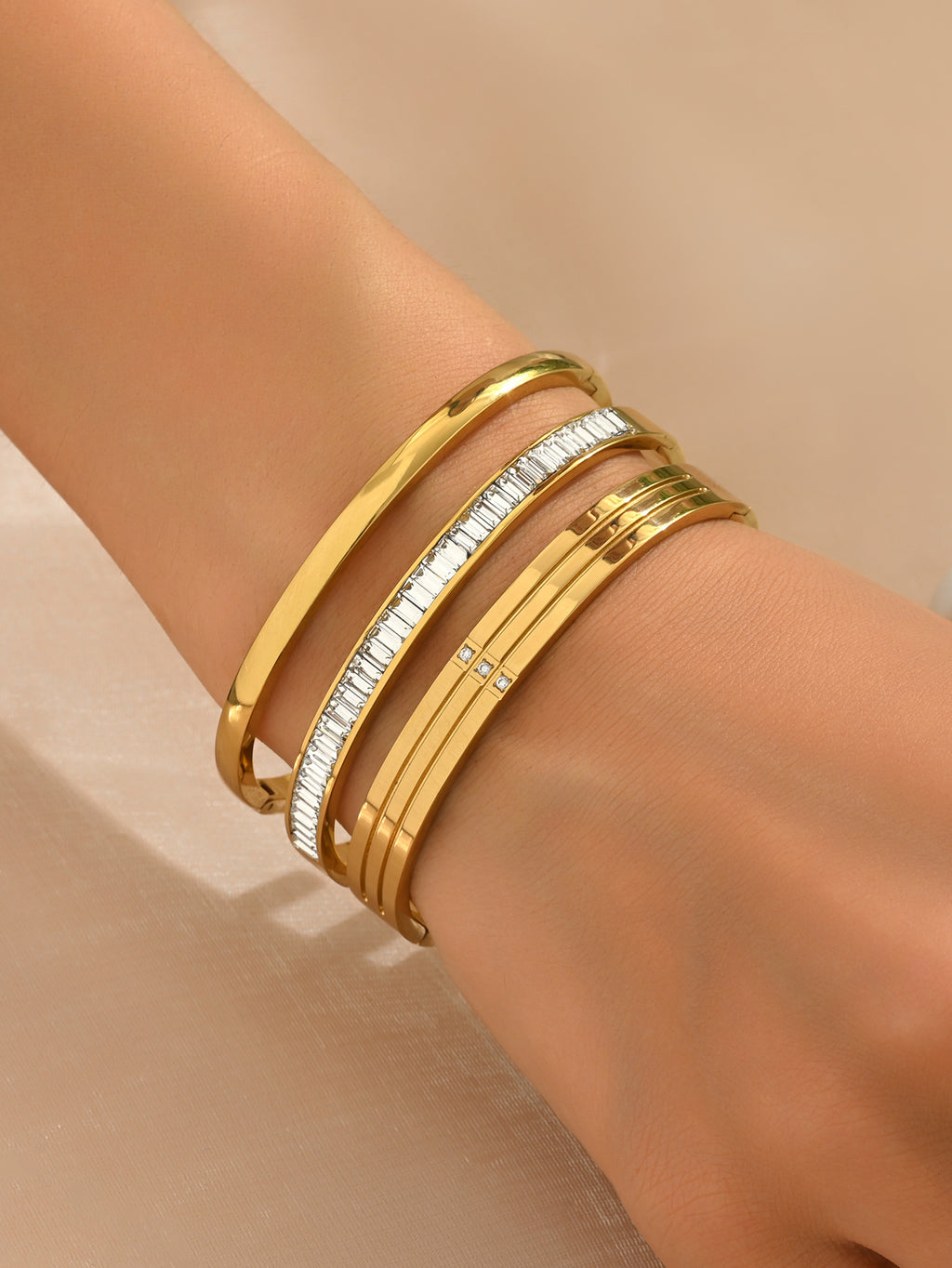 Klassischer Edelstahl-Armreif mit synthetische Diamaten