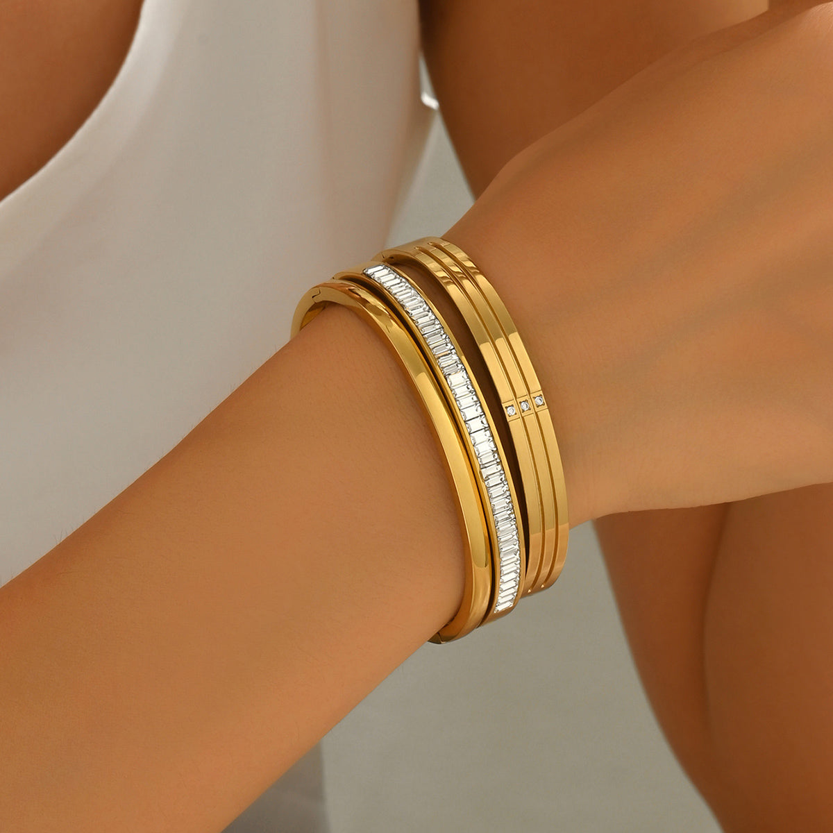 Klassischer Edelstahl-Armreif mit synthetische Diamaten