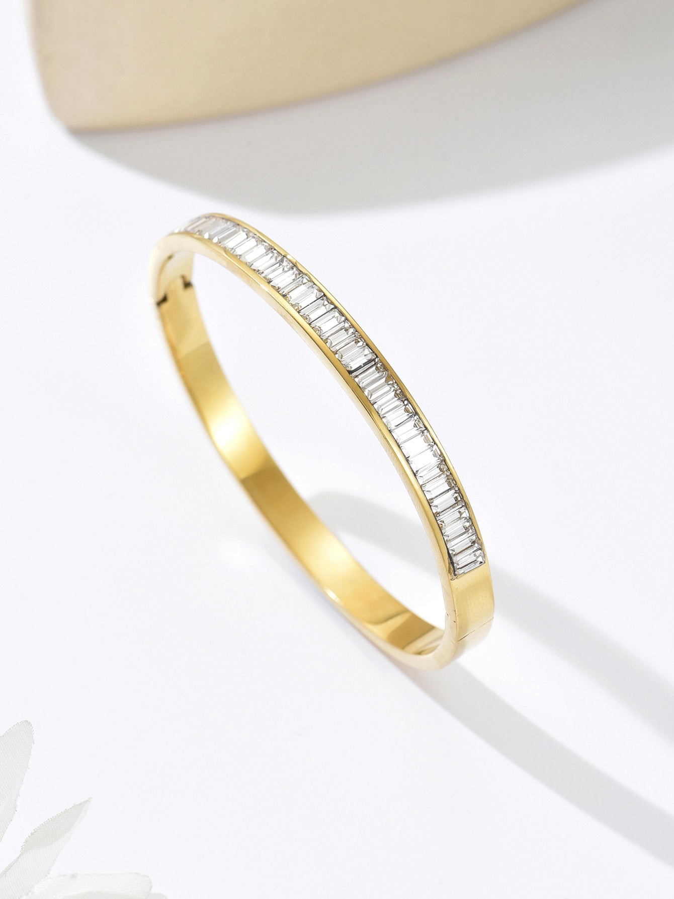 Klassischer Edelstahl-Armreif mit synthetische Diamaten