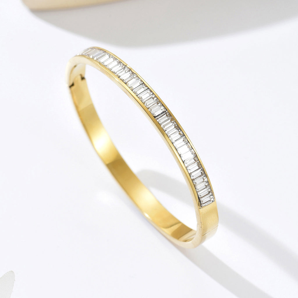 Klassischer Edelstahl-Armreif mit synthetische Diamaten